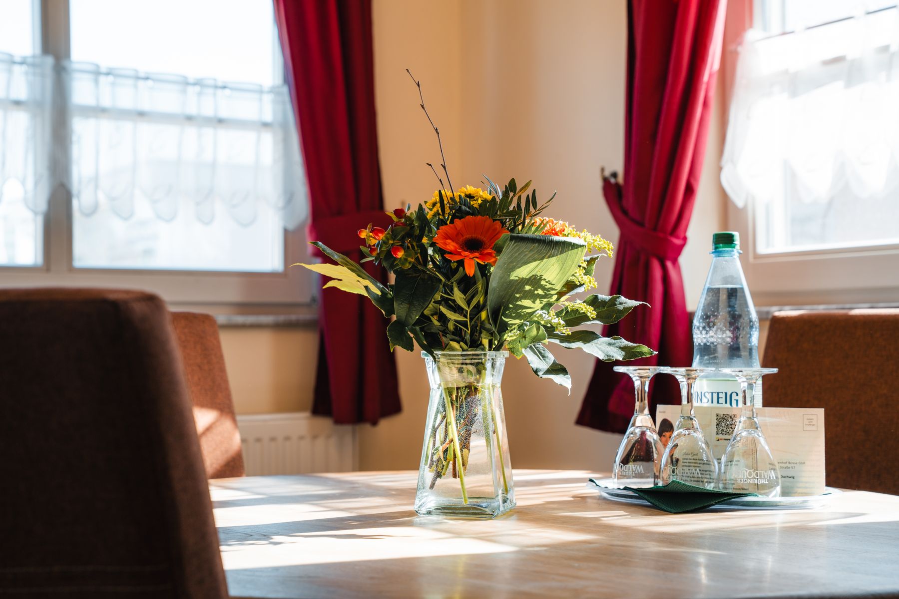 Schlafzimmer mit französischem Bett im Gesindehaus