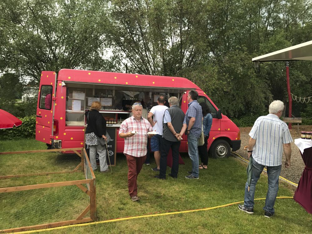 Festbetrieb mit Bänken und Ständen auf dem Mühlenhof