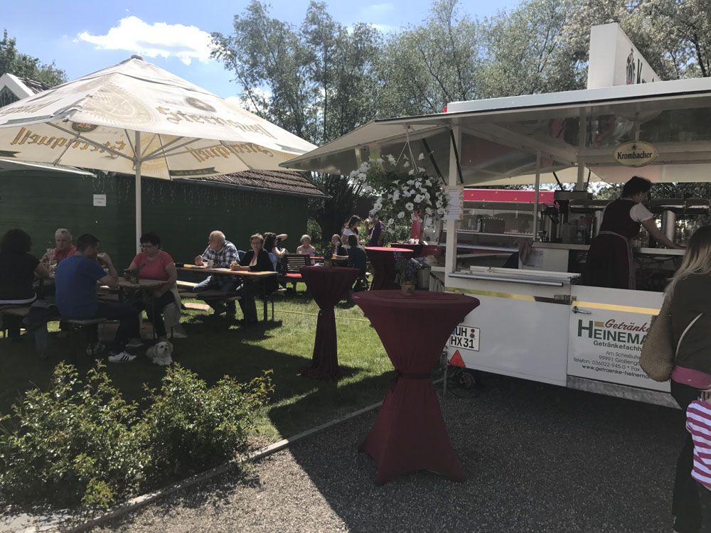 Besucher am Ausschank beim Hoffest