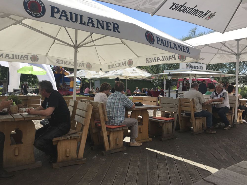 Sommerliches Hoffest mit Gästen auf dem Mühlenhof