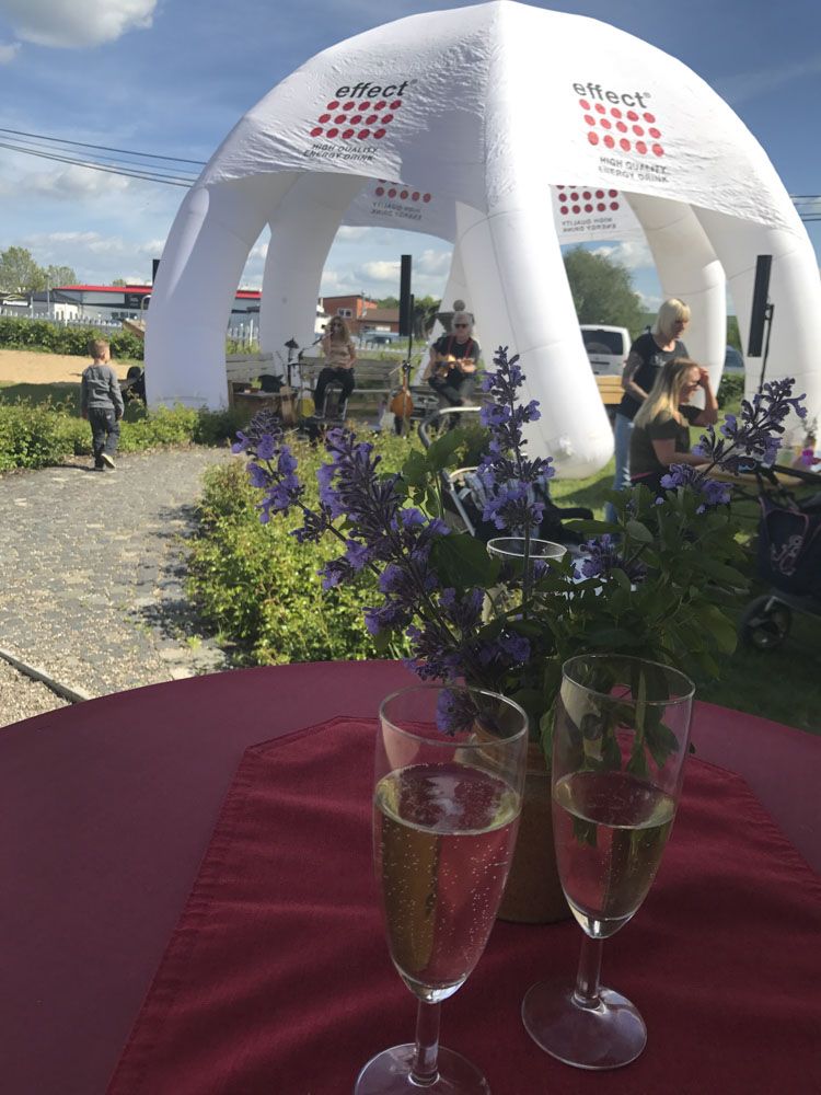 Gäste beim Feiern am Nachmittag auf dem Mühlenhof