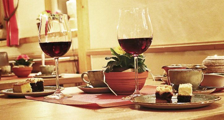 Rotwein, Kuchen und Kaffee im Restaurant Mühlenblick