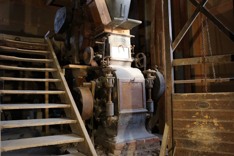 Historische Mühlentechnik mit Holztreppe im Mühlenmuseum